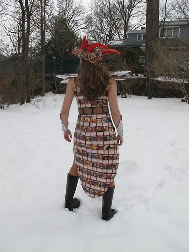 Abito fatto con carte Magic, con cappello a corna, indossato nella neve