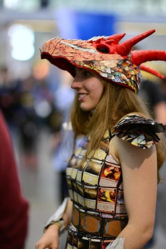 Abito fatto con carte Magic, con cappello a forma di testa di drago