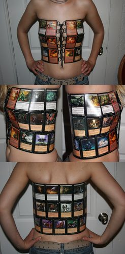 Corsetto fatto con carte Magic, visto da più angolazioni