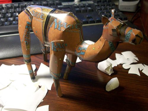 Cavallo costruito con le bustine vuote delle carte