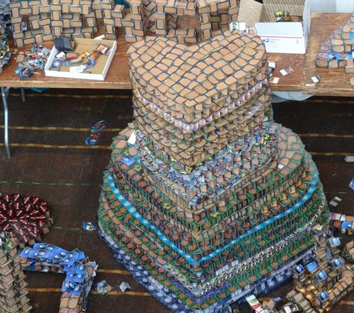 Torre a forma di cuore costruita impilando bustine di carte Magic