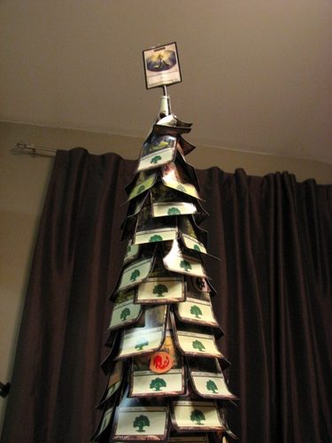 Albero di Natale fatto con carte Foresta, con una bustina di carte in cima